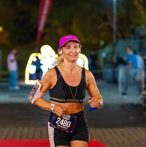 Atleta em prova de corrida, a avançar para a meta
